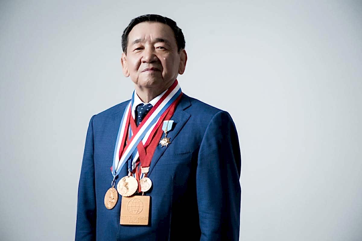 6 мамыр - Жақсылық Үшкемпіровтің туған күні